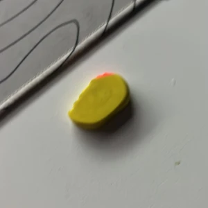 Halv anksuddigum - Suddgummi jag snodde i skolan men gick sönder påväg hem :( MEN FUNKAR SUPER BTA!!