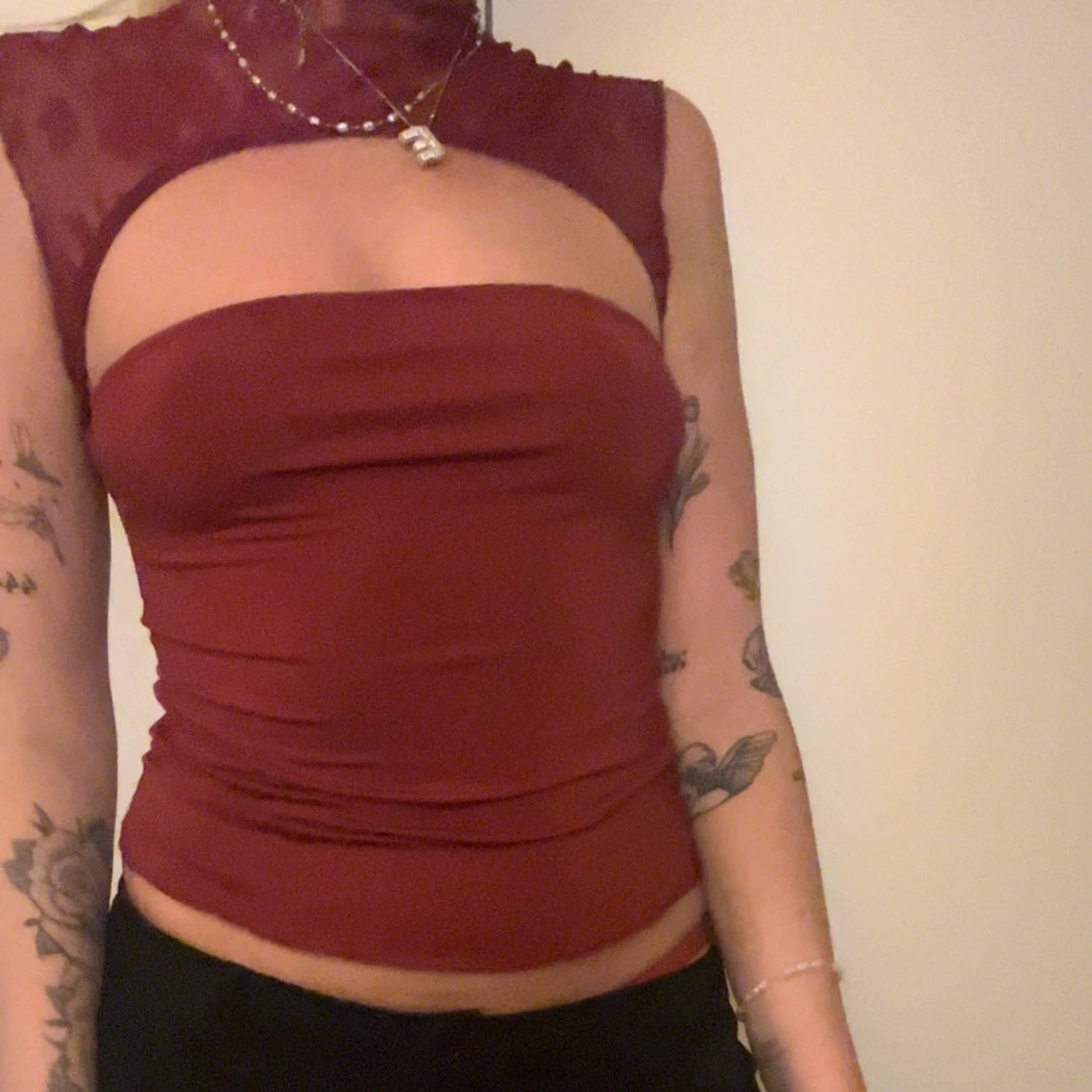 Vinröd spetsig polotopp med cut out - 1