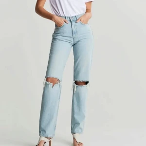 Gina Tricot jeans - Jeans från Gina Tricot i storlek 38. Aldrig använda, prislapp sitter kvar. Skriv för fler bilder. 