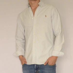 Ralph Lauren skjorta  - RALPH LAUREN SKJORTA  Storlek : M  Passform : Normal  Användning : Skjortan är i väldigt fint skick utan defekter  Nypris : Cirka 2000SEK  Modellen på bilden är 182CM och väger 80KG