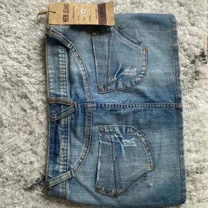 Lowwaist mini jeanskjol - Snygg low waist mini jeanskjol i strl w26, midja:36cm. Kommer fler unika jeansshorts/kjolar så följ!!
