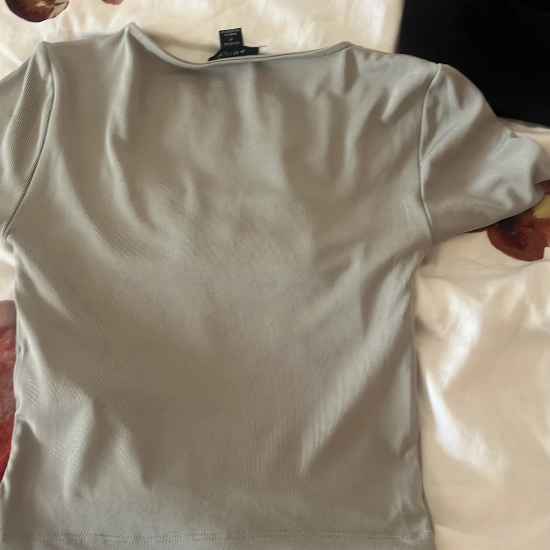 Ljusgrå topp med fyrkantig ringning Amisu - 1