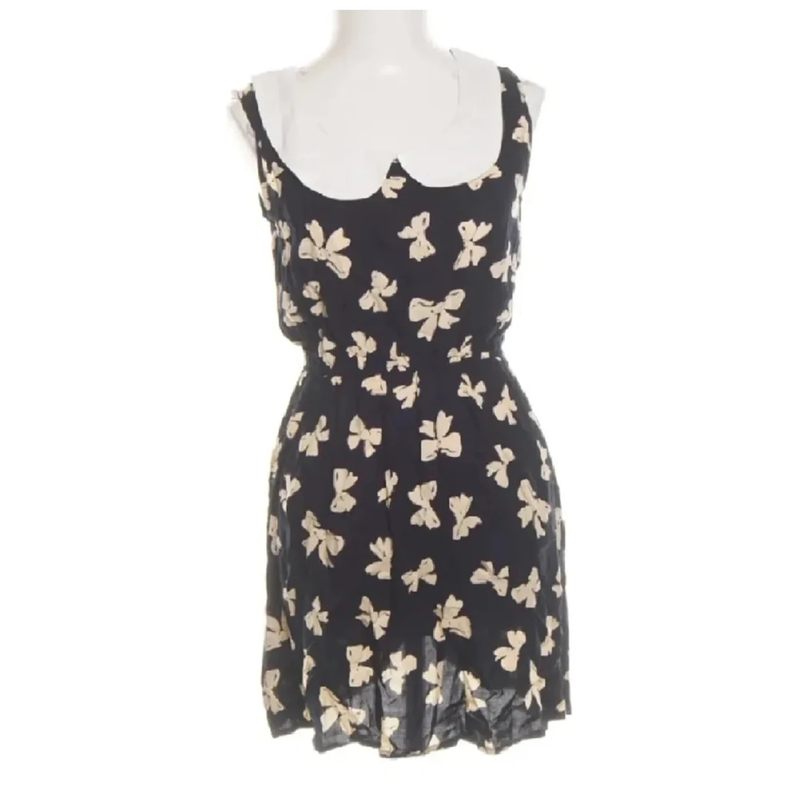 Svart kortklänning med rosettprint stl S