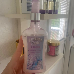 Hawaiian tropic mist  - Säljer en body mist från hawaiian tropic i lukten ALOHA COCO (creamy coconut & tropical berry) den luktar super gott och skimmer jätte mycket! Säljer den för 80kr + frakt! 