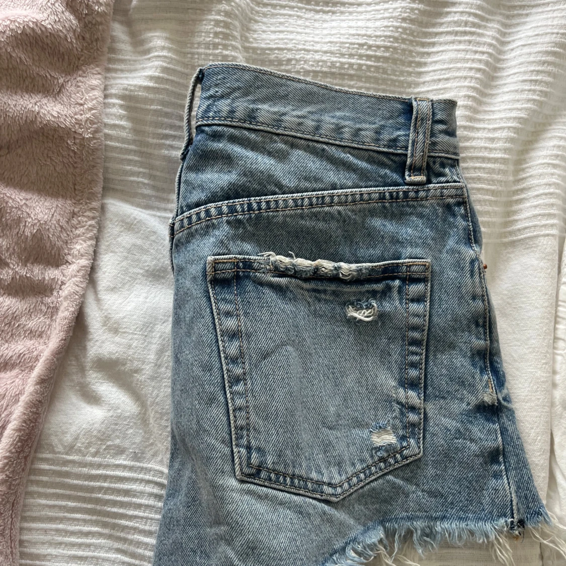 Blå slitna jeansshorts med fransar - 2