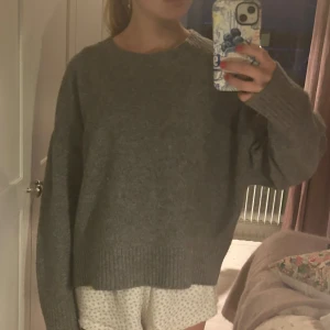 Grå stickad tröja - Säljer denna gråa stickade tröja från Zara! Så skön men också snygg ☺️☺️