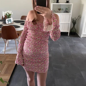 Blommig klänning - Blommig ny off-shoulder mini klänning med lite volang vid händerna i väldigt fint mönster och mjukt material. 💕