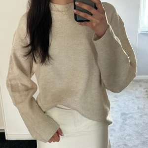 Beige stickad tröja - Hejjj!! Jag säljer denna jättemjuka stickade tröjan från H&M. Storleken är xs och har en avslappnad passform. Tveka inte på att skriva vid frågor🤗