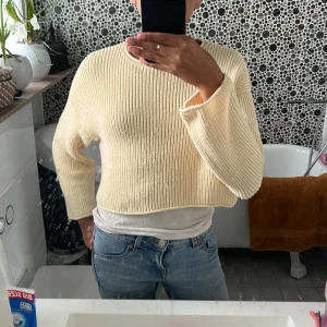 Gul sticka tröja - Superfin stickad tröja i gul med ribbad struktur. Tröjan har en avslappnad passform och långa ärmar, perfekt att styla med jeans eller kjol för en chill look. Jag säljer den flratt den passar mig inte  nåmer💘