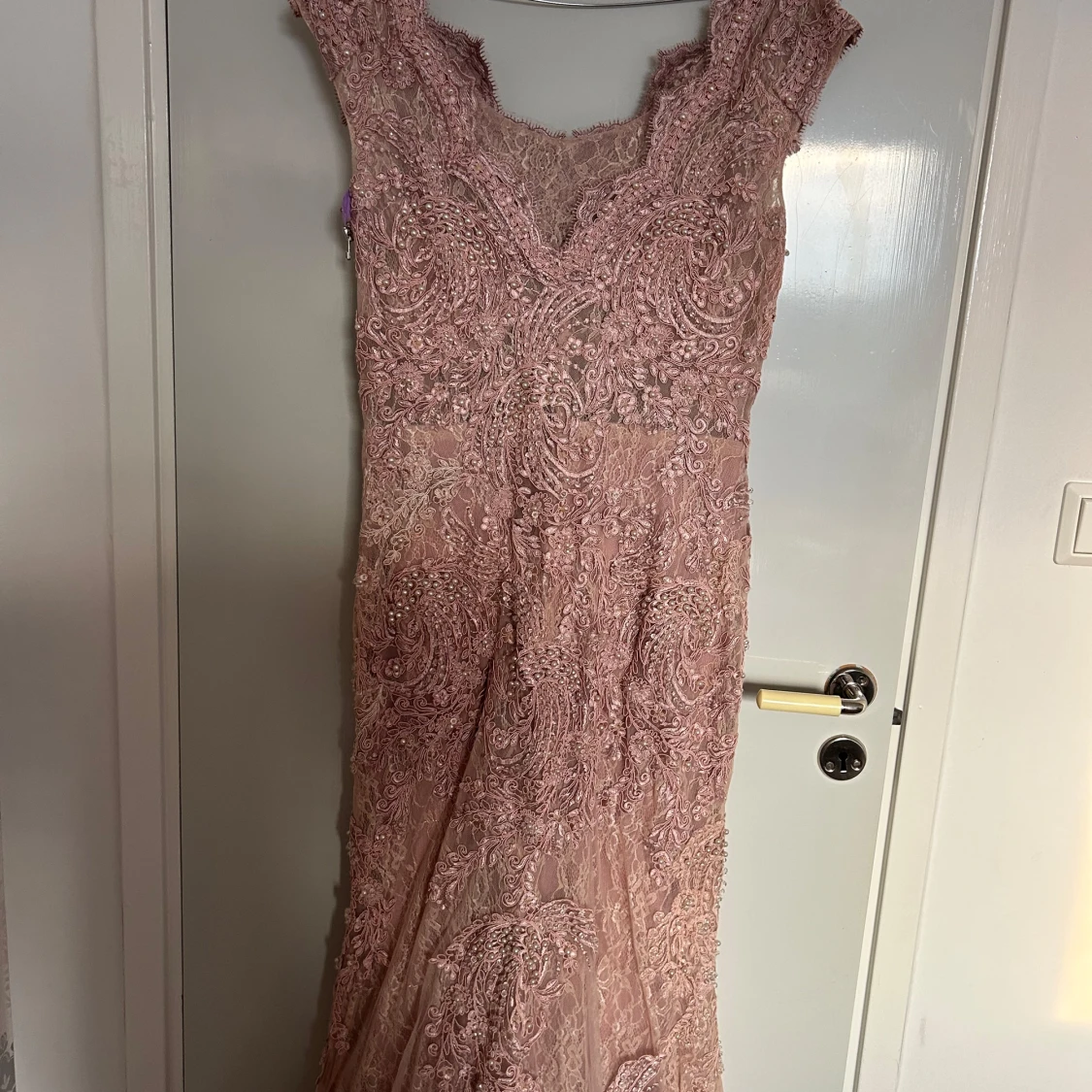 Lång rosa spetsklänning med pärlor - 3