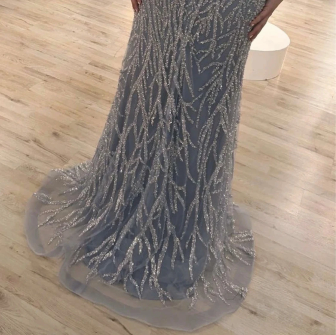 Glittrig blå långklänning med paljetter - 1