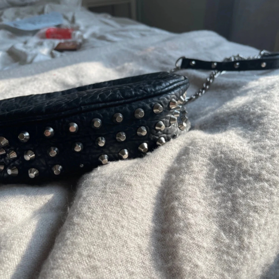 Svart axelväska med nitar från Gina Tricot - 1