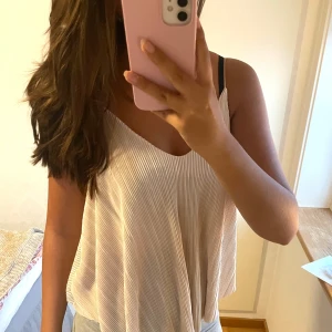 Champagne plisserad linnetopp - Superfin ljusbeige/guldig/champagne linnetopp med tunna axelband och plisserat tyg. Toppen är lite skimrig och från Gina💗XS-S och i superbra skick, bara använt en gång