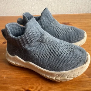 Blå barn skor , Storlek 23 - Bekväma blå barn skor i storlek 23. Perfekt för lek och bus. 