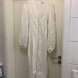 Adoore klänning - Adoore klänning i storlek 34. Använd 1 gång. Det saknas en knapp längst ner vilket de gjorde när jag fick hem den från adoore sen har en försvunnit längst upp när jag använt den men inget som påvärkar passformen på klänningen. 