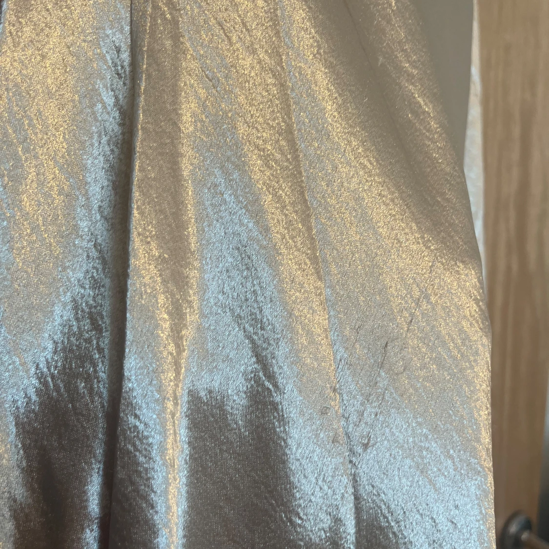 Champagnefärgad satin klänning - 2