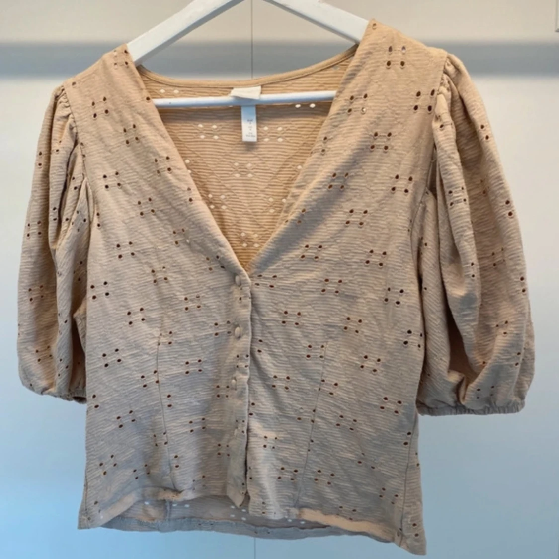 Beige blus med broderade detaljer H&M