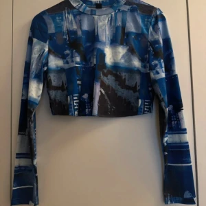 Långärmad topp - Använd 1 gång. Är mer som stl M.