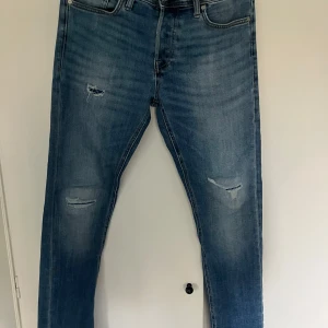 Blå skinny jeans från Jack & Jones - Tja, säljer nu mina Snygga blå Taperd/mike jeans från Jack & Jones med slitnings detaljer. 🤩jeansen är knappt andvända.