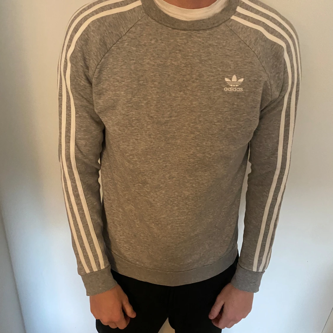 Grå Adidas sweatshirt med vita ränder