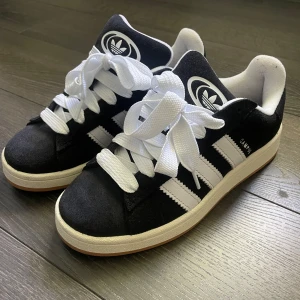 Adidas Campus sneakers  - Hej! Säljer nu mina svarta Adidas Campus då dom inte har kommit till användning. Skorna är enbart provade och aldrig använda, säljes därför för 900 :- då nypris är 1449 🤍