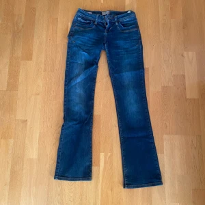 Blå bootcut jeans  - Jätte fina blåa ltb jeans💕 längd 32cm midja 25cm