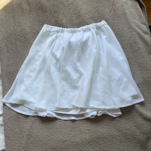 Vit kortkjol med volang - Vit kort kjol perfekt till sommarkvällar❤️❤️❤️