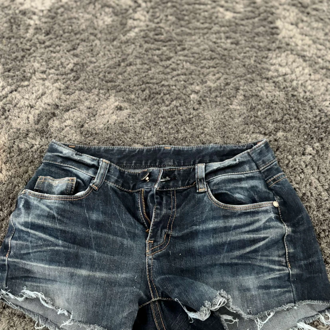 Mörkblå jeansshorts med fransig kant - 2