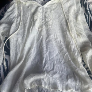 Tunika / tröja (?) - Suuuuper söt tröja , kan även användas som en strandklänning då den är lite genomskinlig . 💕