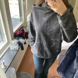 Svart hoodie med marmormönster🤍 - Svart hoodie med vitt marmormönster och stor huva. Tröjan har en stor ficka framtill och långa ärmar. Oversized passform som ger en chill vibe. Perfekt för höst och vinter när du vill vara både bekväm, snygg och varm💕