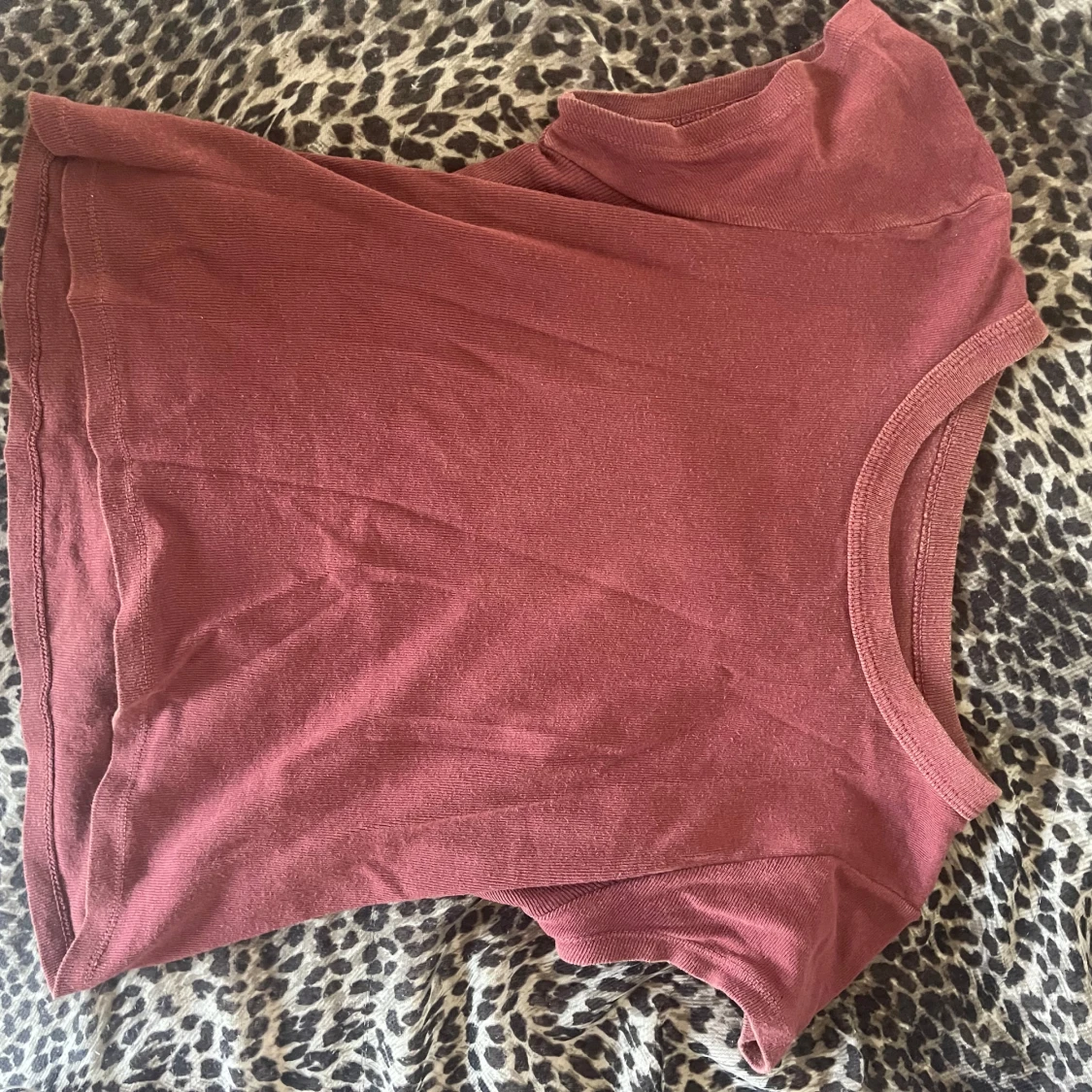 Vinröd croppad t-shirt