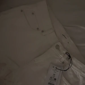Vita jeansbyxor från Gina , stl 32 - Snygga vita jeansbyxor från Weekday i klassisk femficksmodell. Byxorna har raka ben och normal passform, tillverkade i bomull. Perfekta för en clean och fräsch look. Märkespatch bak i midjan och metallknapp framtill. Säljer pg av storlek. Blev för litet när jag testade dom. Helt oanvända, lappen är kvar.