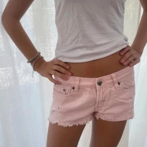 Rosa jeansshorts  - Rosa jeansshorts storlek L, samma jeansshorts fast storlek L midjemått: 44x2cm