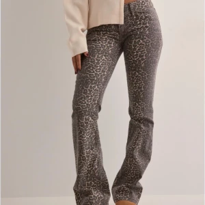 Leopardmönstrade bootcut jeans NLY - Snygga lågmidjade bootcut jeans från NLY med leopardmönster i bruna och beige toner. Jeansen har klassisk femficksdesign och är tillverkade i ett stretchigt jeanstyg som sitter bekvämt men ändå ger en cool siluett. Kan tas mötas upp i Norrköping😊