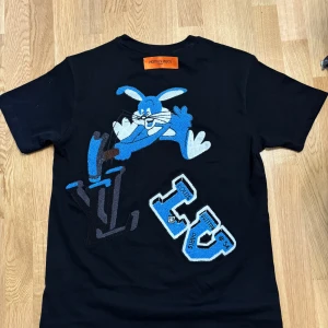 Svart t shirt  - 100% bomull och hög kvalité, storlek S . Storlekar : S , M , L går att fixa