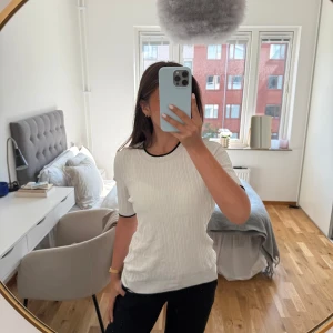 Elegant t-shirt - Super fin t shirt med mörkblå kanter vid hals & nedan. Storlek M men brukar använda S.