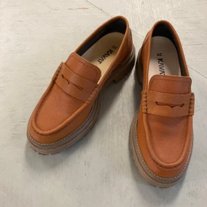 Nya loafers ”Lund”  från Kavat - Snygga cognacsbruna loafers från Kavat i äkta skinn i årets nya modell ”Lund” med chunky sula. Klassisk penny loafer-design med rund tå och dekorativa sömmar.  Stilrena och bekväma skor med lite extra attityd. Använda en vecka, men dessvärre en storlek för stor för mig. Nypris 2000:-