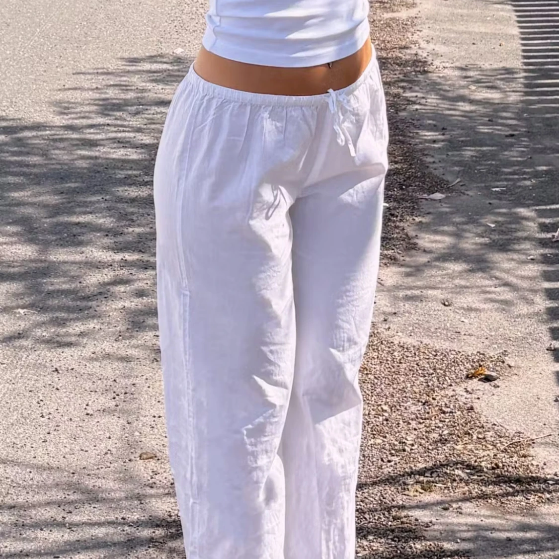 Vita linnebyxor med snörning