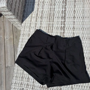 Svarta shorts från Boohoo - Som kostymbyxor fast shorts från boohoo. Passar mig som brukar vara 38/m i byxor