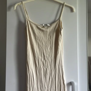 Klänning - En klänning med öppning på sidan feån new yorker, den är bara skrynklig då den stått i garderoben! Upplevs lite genomskinlig! 