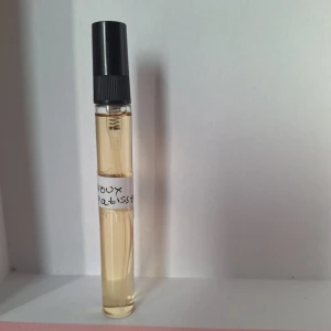 Voux Patisserie parfymprov 10 ml , köpt I butik. - Parfymprov av Voux Patisserie med söt, nötig och vaniljig doftprofil. Doften har inslag av mandel, karamell och fruktiga toner. Provet kommer i ett genomskinligt rör med svart spraykork och handskriven etikett.