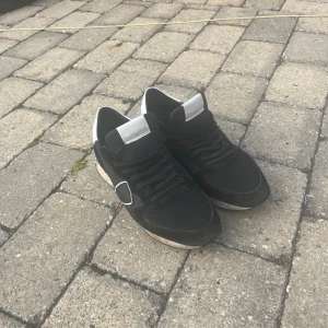 Philippe model trainers  - Philippe model trainers som är i mycke bra skick, skorna är knappt använda bara lite smutsiga, vilket Jag kan lätt tvätta bort.  Strlk:43 låda och dustbag ingår 