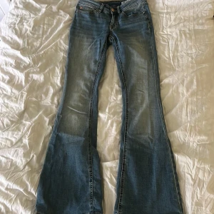 lågmidjade flared jeans från Vero Moda - blå flared jeans från vero moda, använd flera gånger och har en tråd lös (se sista bilden) mått: midjan rakt över: ungefär 34,5cm | innerbenslängd: ungefär 77cm | ytterbenslängd: ungefär 97,5cm 💕skriv vid frågor!