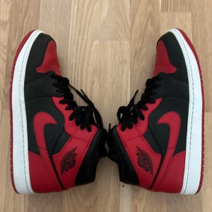 Nike Air Jordan 1 mid banned - Nike Air Jordan 1 mid autentisk bra skick storlek 44. Pris går diskuteras