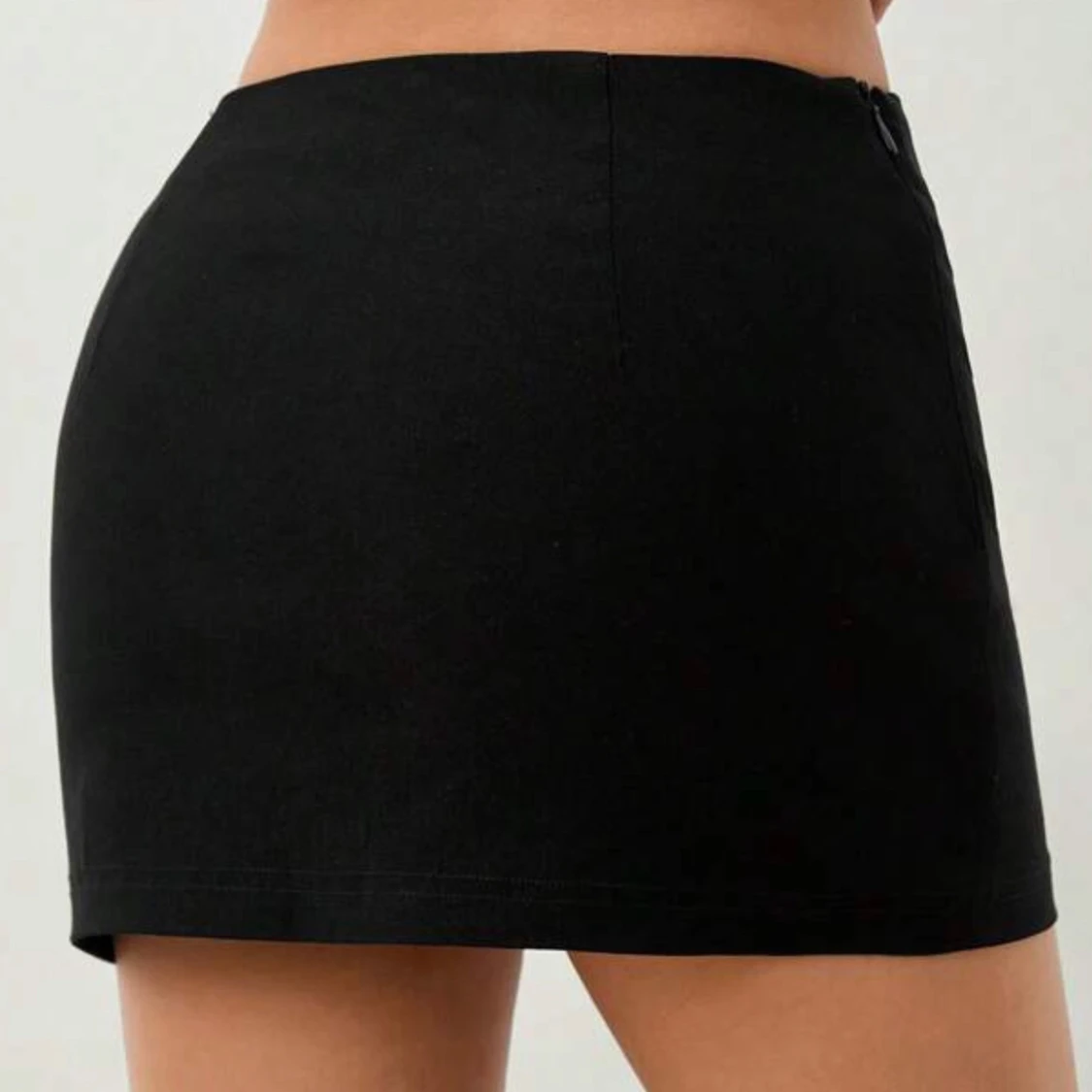 Svart minikjol med slits - 1