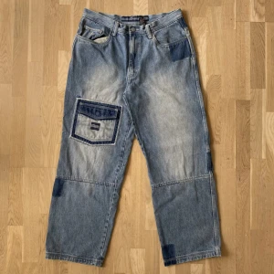 Vintage Enyce Denim Baggy - W34 - Vintage Worker pants från Enyce i storlek w34. Svinfet baggy fit. Väldigt bra skick. Massa kul fickor som man kan stoppa skit i. Här kommer mått: Midja: 92cm Längd: 106cm Gren: 77cm Köpta i NY, hojta om du undrar något 