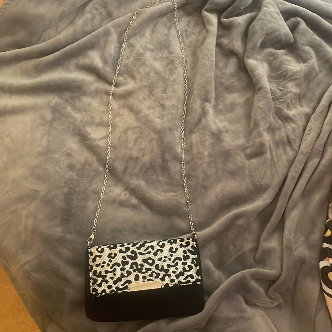 Svart axelväska med leopardmönster