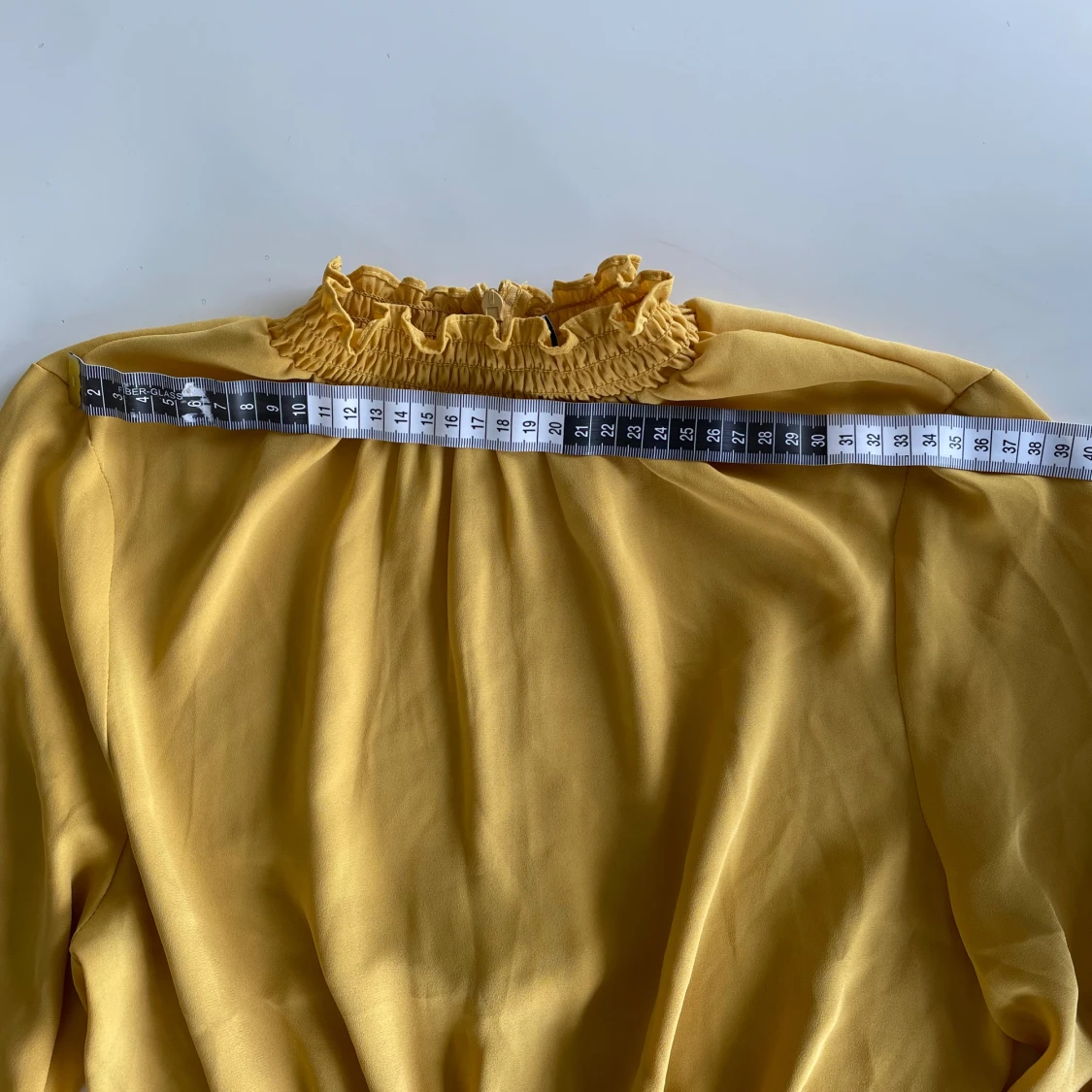 Gul blus med volang från NLY Trend - 3