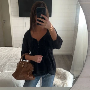 Svart blus - En mesh blus med knappar