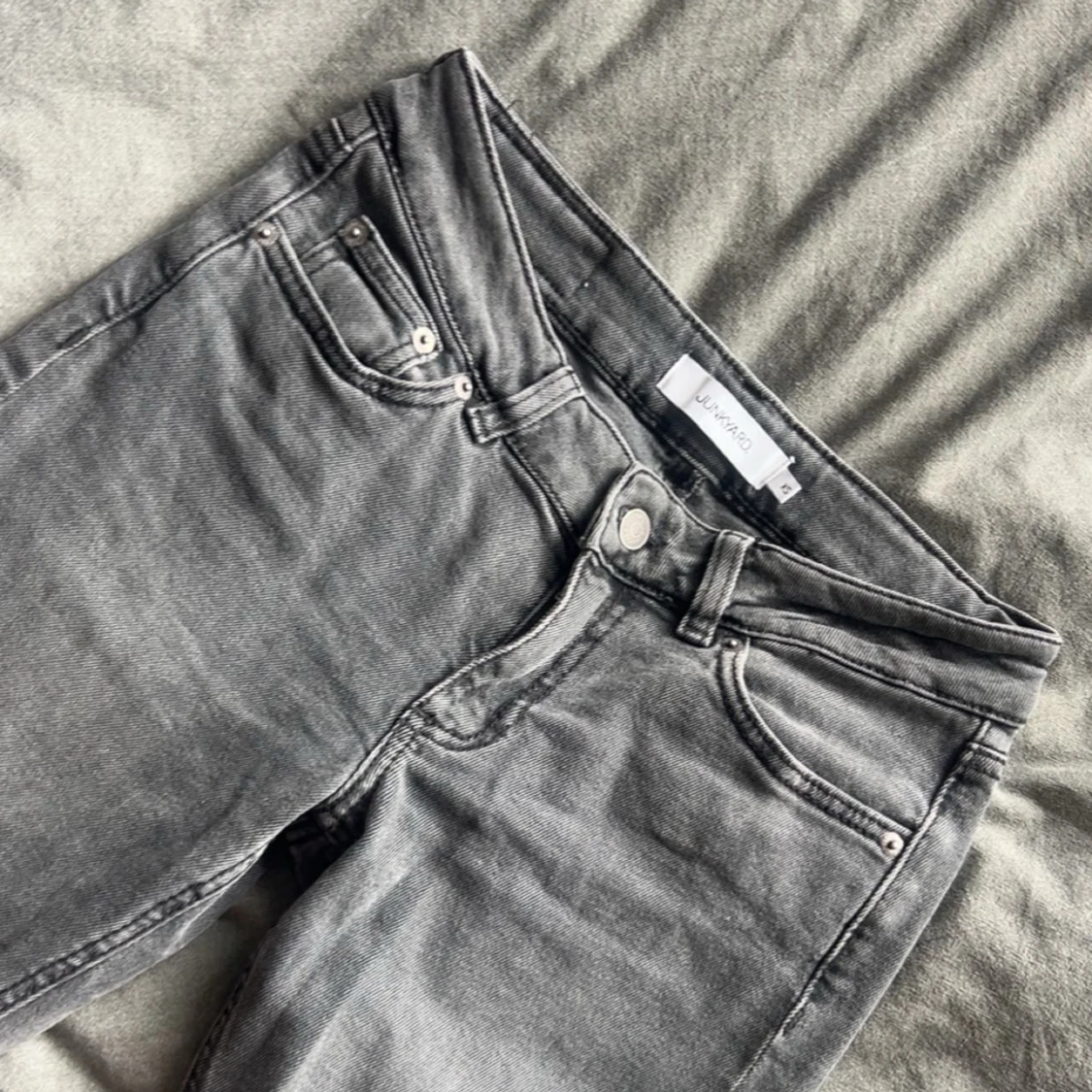 Grå bootcut jeans från Junkyard - 3